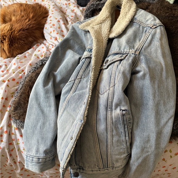 Levi's Blue Denim Jacket with Cream Sherpa - Picture 1 of 3